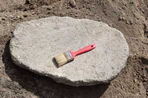 Zrnotěrka, kterou archeologové našli na Šobesu.