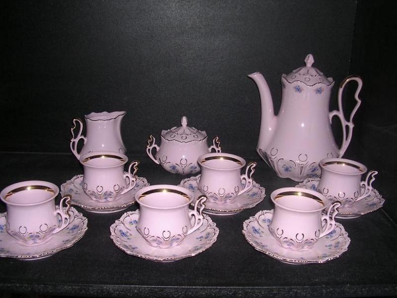 Porcelánové nádobí od společnosti Thun. Porcelánové nádobí od společnosti Thun.