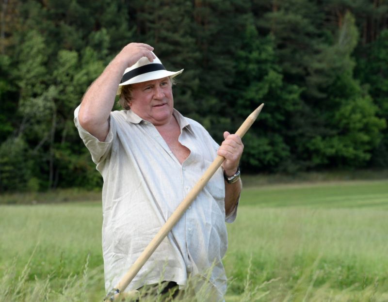 Francouzský herec Gérard Depardieu tvrdě pracuje na poli v Bělorusku.