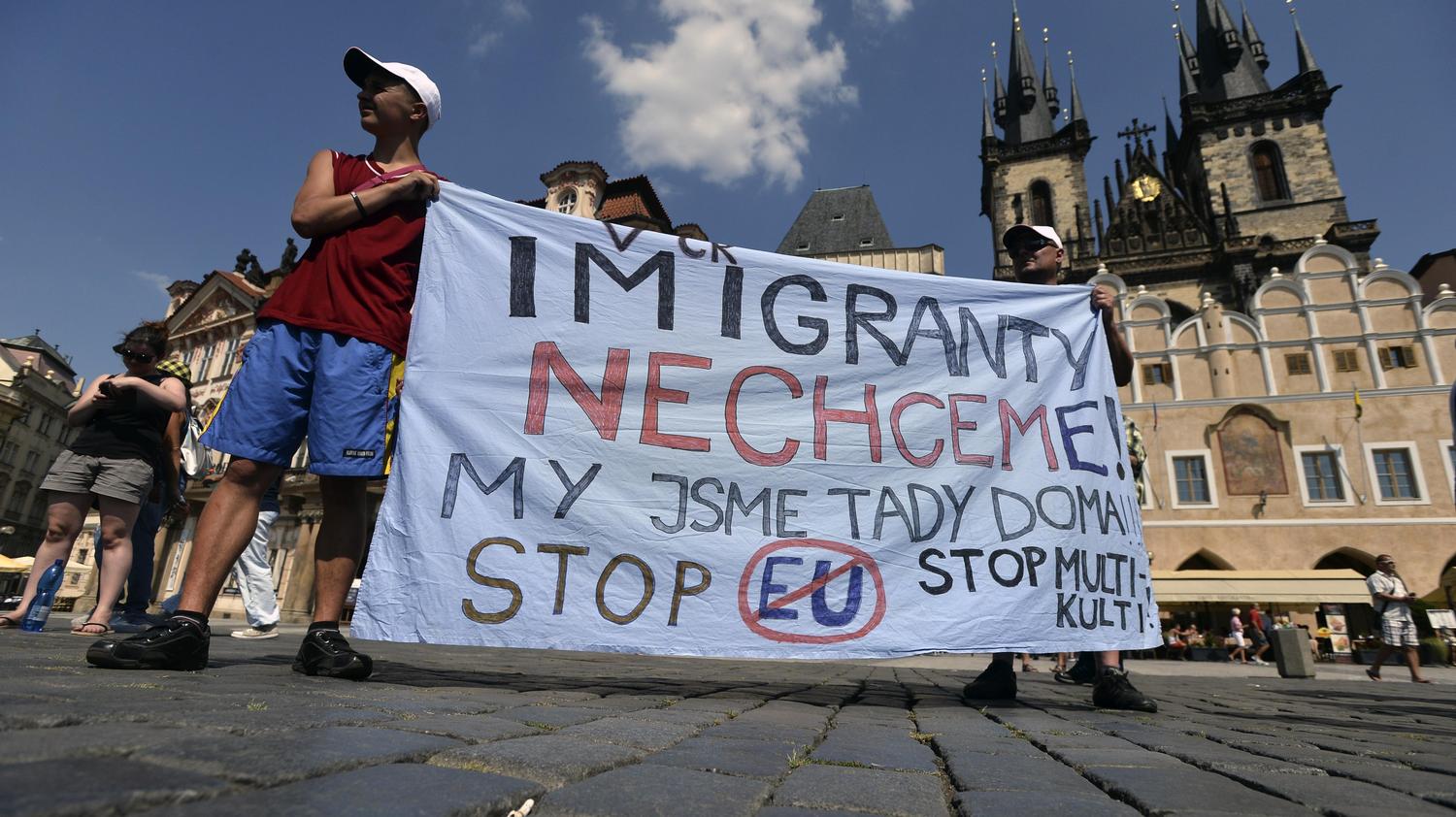 Dělnická strana sociální spravedlnosti (DSSS) uspořádala 8. srpna na Staroměstském náměstí v Praze demonstraci proti imigrační politice české vlády s transparenty "V ČR imigranty nechceme" nebo "Stop invazi vetřelců".