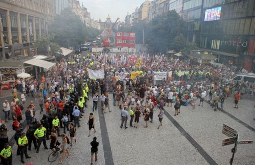 Národní demokracie proti migrantům a a za vystoupení z EU.