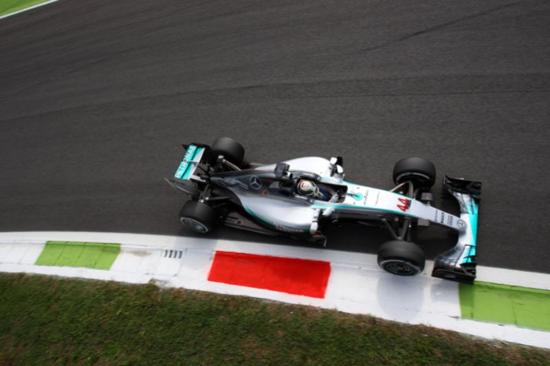 Lewis Hamilton na trati při páteční kvalifikaci.