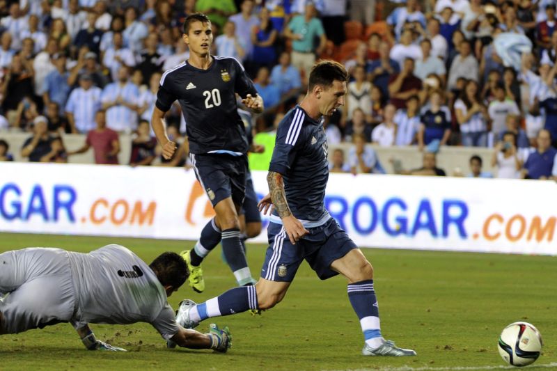 Messi dává jeden z gólů. 