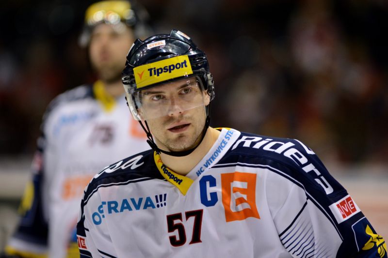 Vítkovický kapitán Rostislav Olesz. 4.zápas předkola play-off Tipsport Extraligy mezi HC ČSOB Pojišťovna Pardubice a HC Vítkovice Steel. Hráno v Pardubicích 