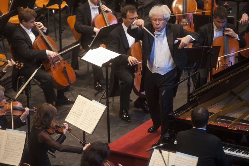 Česká filharmonie pod vedením dirigenta Jiřího Bělohlávka. Česká filharmonie pod vedením dirigenta Jiřího Bělohlávka.