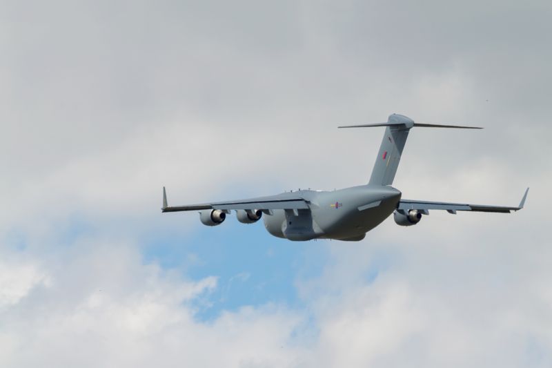 Vojenský speciál britské armády Boeing C-17A.