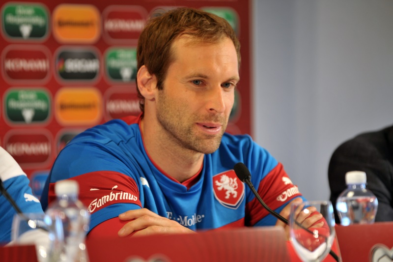 Brankář Petr Čech je rád, že si čeští fotbalisté po nedělní výhře 2:1 v Lotyšsku zajistili už s předstihem postup na evropský šampionát a nemusejí o něj bojovat až do říjnových posledních dvou zápasů s Tureckem a Nizozemskem. Brankář Petr Čech je rád, že si čeští fotbalisté po nedělní výhře 2:1 v Lotyšsku zajistili už s předstihem postup na evropský šampionát a nemusejí o něj bojovat až do říjnových posledních dvou zápasů s Tureckem a Nizozemskem.