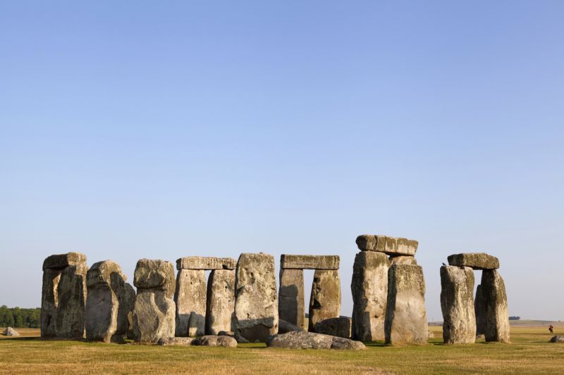 Objekt nalezený nedaleko Stonehenge se prozatím neoficiálně nazývá "superhenge". Objekt nalezený nedaleko Stonehenge se prozatím neoficiálně nazývá "superhenge".