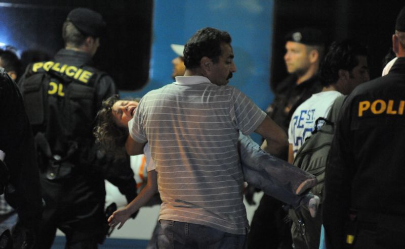 Migranti zadržení policií na nádraží.