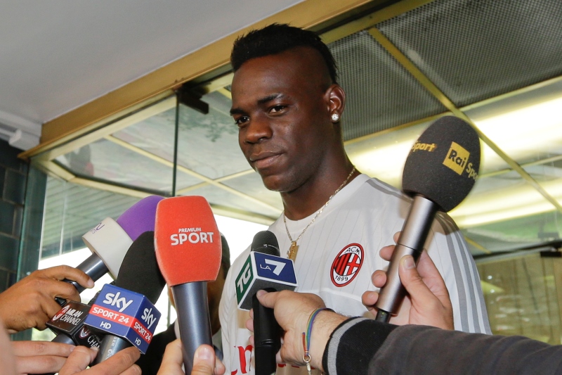 Působení v AC Milán, kam přišel na hostování z Liverpoolu, se pro Maria Balotelliho zatím nevyvíjí úplně podle představ. Působení v AC Milán, kam přišel na hostování z Liverpoolu, se pro Maria Balotelliho zatím nevyvíjí úplně podle představ.