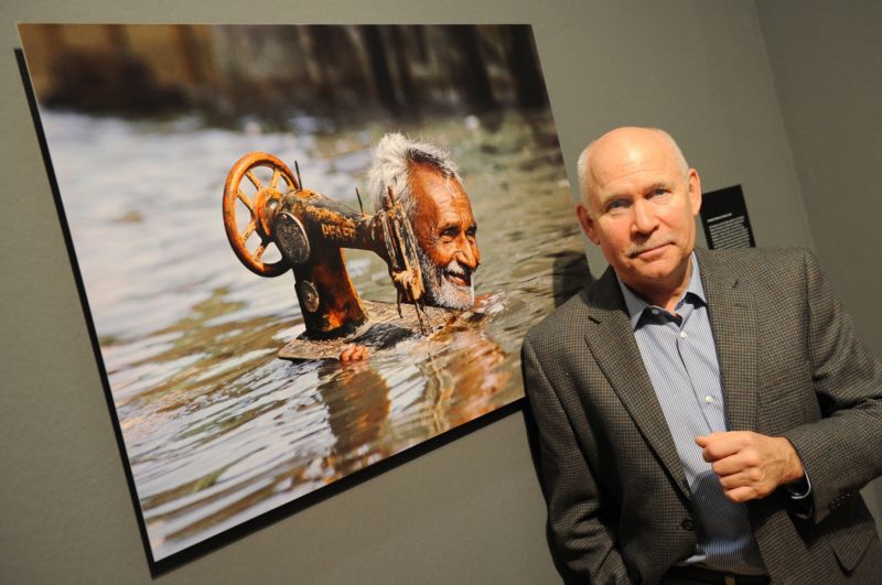Steve McCurry se svým dílem Tailor in Monsoon.