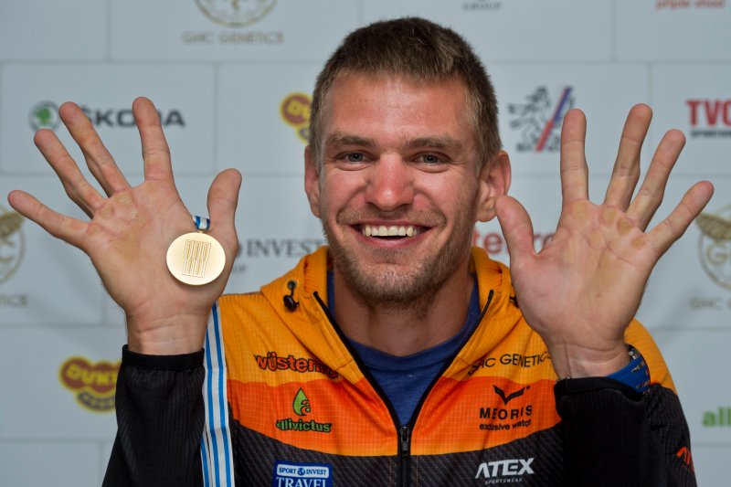 Ondřej Synek se zlatou medailí z mistrovství světa 2015. 