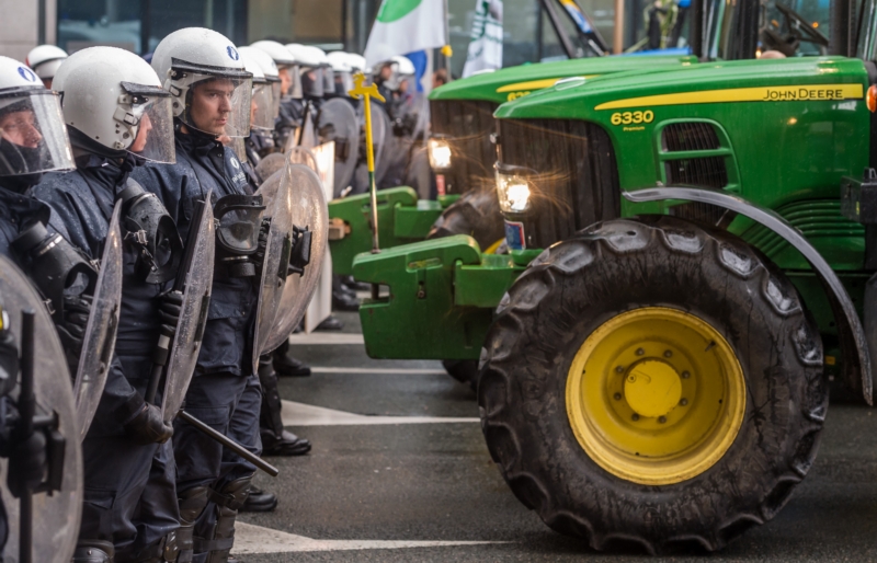 Protesty v okolí sídla Evropské komise a budovy Rady EU.