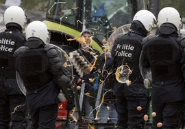 Protesty v Bruselu jsou velmi bouřlivé.