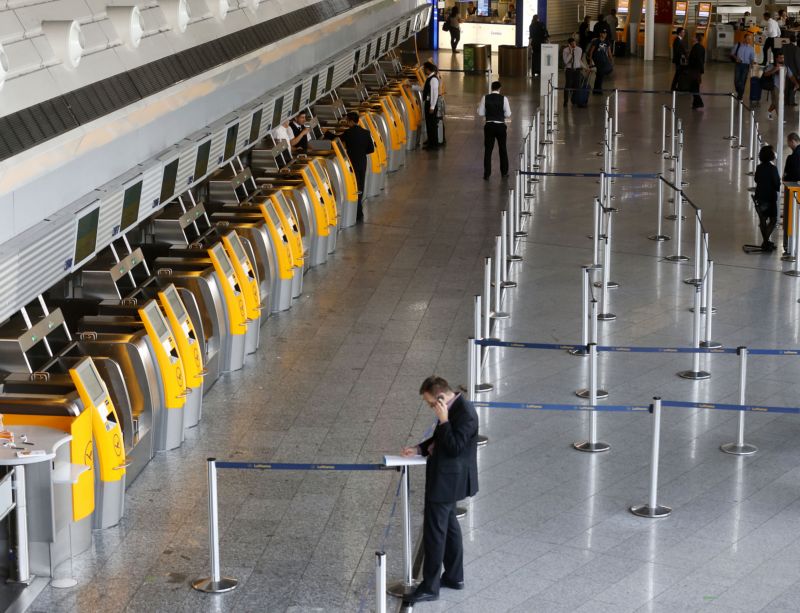 Prázdno u přepážek Lufthansy. Frankfurt nad Mohanem. Prázdno u přepážek Lufthansy. Frankfurt nad Mohanem.