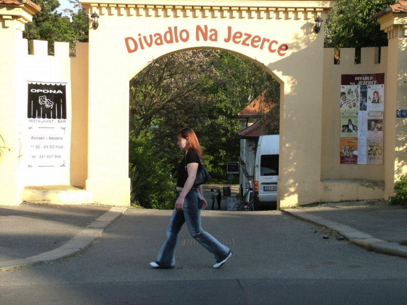Divadlo Na Jezerce.