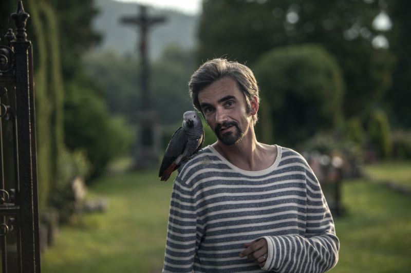 Herec Martin Myšička s šedým papouškem, představitelem hlavní role ve filmu Ztraceni v Mnichově. Herec Martin Myšička s šedým papouškem, představitelem hlavní role ve filmu Ztraceni v Mnichově.