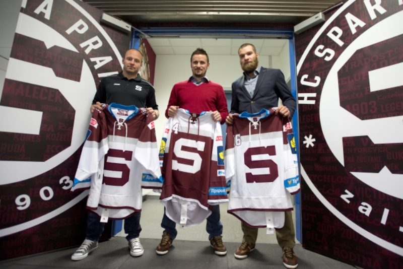 Hokejisté Sparty (zleva): Jaroslav Hlinka, Tomáš Popperle a Adam Polášek.