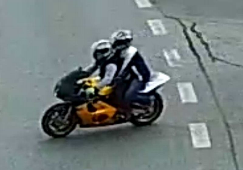 Policie pátrá po dvou pachatelích, kteří krátce po činu odjeli na žluté motorce směrem na Brno. Policie pátrá po dvou pachatelích, kteří krátce po činu odjeli na žluté motorce směrem na Brno.