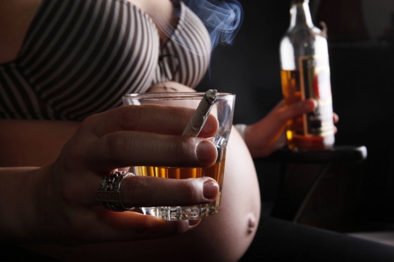Vývoj plodu může negativně ovlivnit i malé množství alkoholu. Vývoj plodu může negativně ovlivnit i malé množství alkoholu.