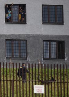 V současné době pobývají uprchlíci například v detenčním zařízení ve Vyšních Lhotách.