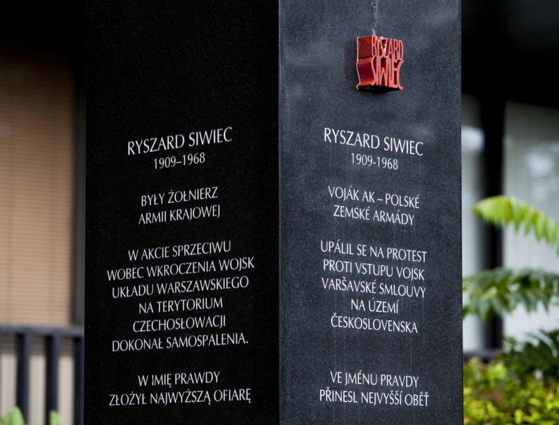 Obelisk věnovaný památce Ryszarda Siwiece. Obelisk věnovaný památce Ryszarda Siwiece.