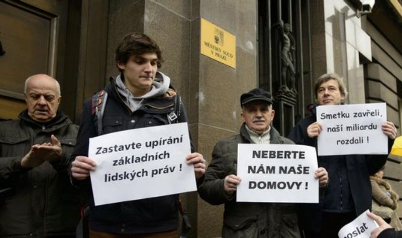 Až 56. rodinám znovu hrozí, že přijdou o své domovy. Až 56. rodinám znovu hrozí, že přijdou o své domovy.