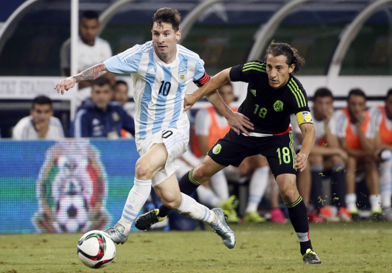 Lionel Messi (Argentina) a Andres Guardado (Mexiko).