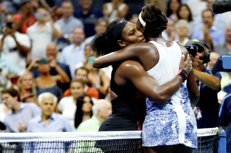 Americká tenistka Serena Williamsová porazila ve čtvrtfinále US Open svoji starší sestru Venus 6:2, 1:6 a 6:3. 