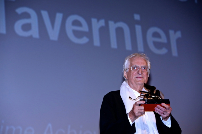  Bertrand Tavernier se svým Zlatým lvem, kterého v Benátkách dostal za celoživotní dílo.