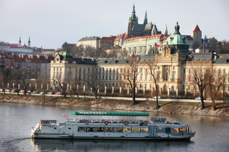 V Praze přibylo nejen zahraničních, ale i českých turistů. V Praze přibylo nejen zahraničních, ale i českých turistů.