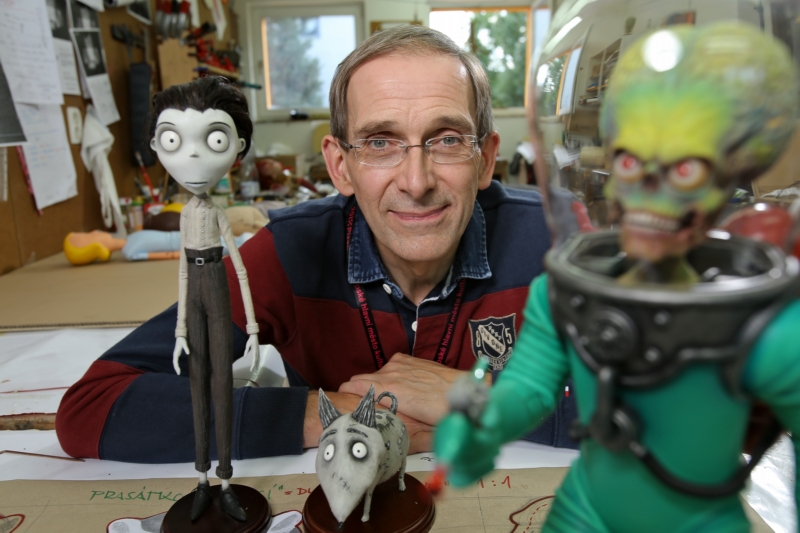 Loutkař Peter Saunders a jeho výtvory.