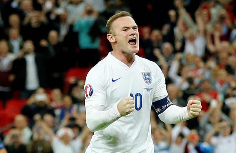 Útočník Wayne Rooney zaznamenal v 84. minutě z penalty 50. gól za národní tým a o jednu branku překonal Sira Bobbyho Charltona.