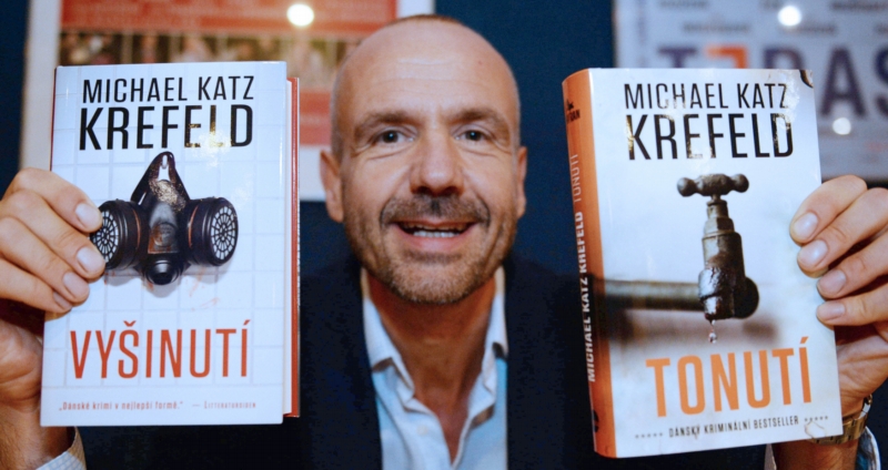 Spisovatel Michael Katz Krefeld se svými detektivkami.
