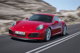 Porsche 911 Carrera S umí stovku pod čtyři sekundy.