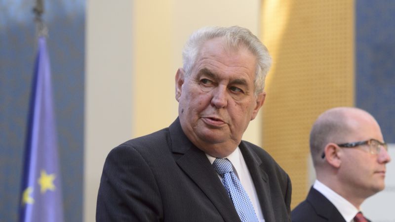 Prezident Miloš Zeman na tiskové konferenci po jednání vlády, v pozadí Bohuslav Sobotka. Prezident Miloš Zeman na tiskové konferenci po jednání vlády, v pozadí Bohuslav Sobotka.