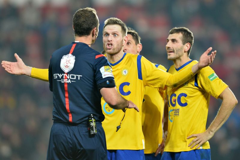 Rozhodčí Libor Kovařík v akci. 