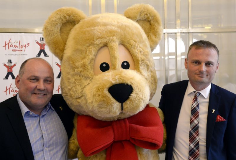 Generální ředitel společnosti Hamleys Gudjon Reynisson (vlevo) a držitel licence Hamleys pro Českou republiku Pavel Čmelík.