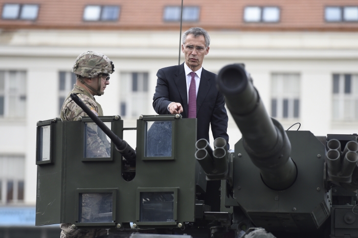 Generální tajemník NATO Jens Stoltenberg (druhý zleva) zahájil 9. září dvoudenní návštěvu České republiky. Na snímku je při prohlídce vojenských kasáren v Praze-Ruzyni.