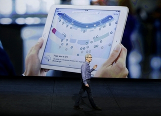 Šéf společnost Apple Tim Cook představuje novinku - iPad Pro.