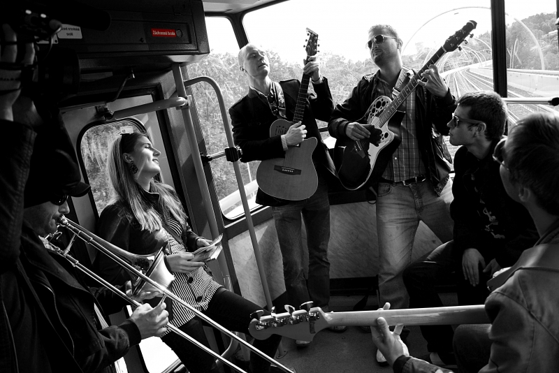 Jan Budař a Eliščin Band v tramvaji č. 12. Jan Budař a Eliščin Band v tramvaji č. 12.
