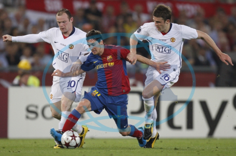 Wayne Rooney (vlevo) se snaží společně s Michaelem Carrickem obrat o míč Lionela Messiho z Bracelony (uprostřed).