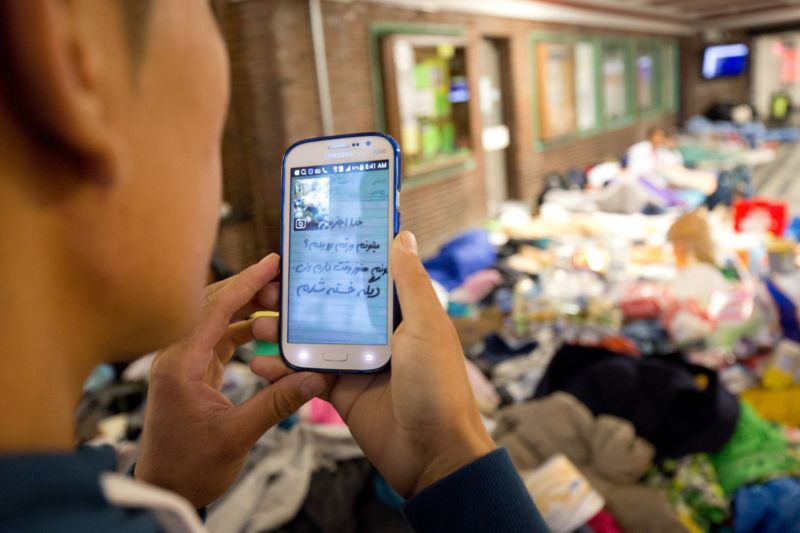 Neodmyslitelnou součástí dnešního uprchlíka je chytrý telefon a GPS. Neodmyslitelnou součástí dnešního uprchlíka je chytrý telefon a GPS.