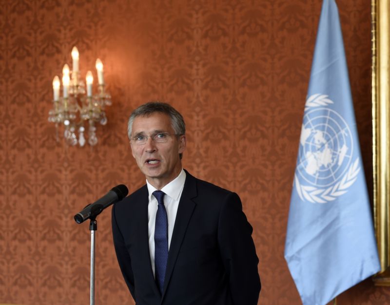 Jens Stoltenberg na Pražském hradě s vlajkou OSN. Jens Stoltenberg na Pražském hradě s vlajkou OSN.