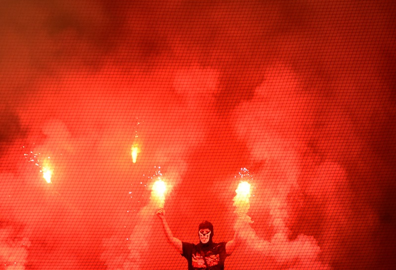 Fotbaloví chuligáni si nacházejí cestu na hokejové stadiony.