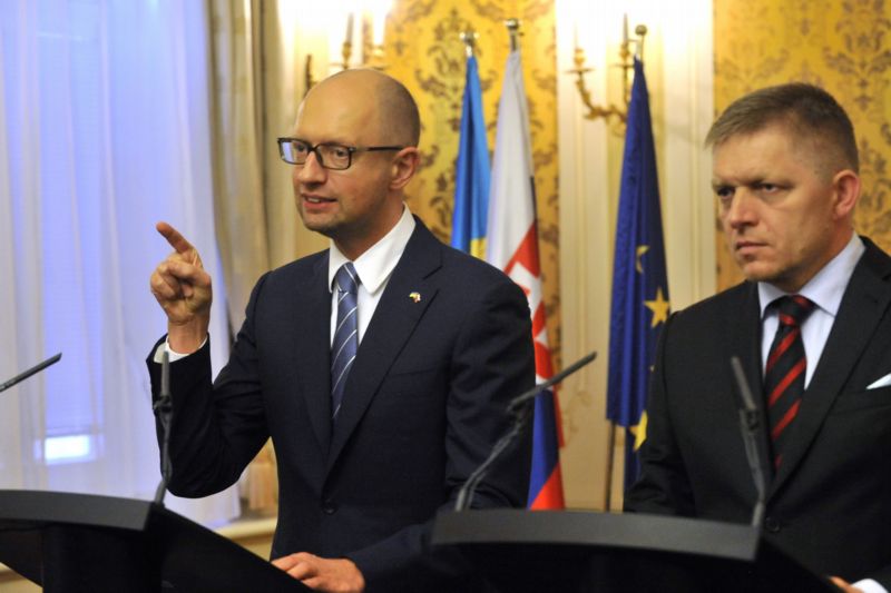 Ukrajinský premiér Arsenij Jaceňuk (vlevo) a slovenský premiér Robert Fico v Bratislavě po svém jednání na tiskové konferenci vystoupili 10. září. Ukrajinský premiér Arsenij Jaceňuk (vlevo) a slovenský premiér Robert Fico v Bratislavě po svém jednání na tiskové konferenci vystoupili 10. září.