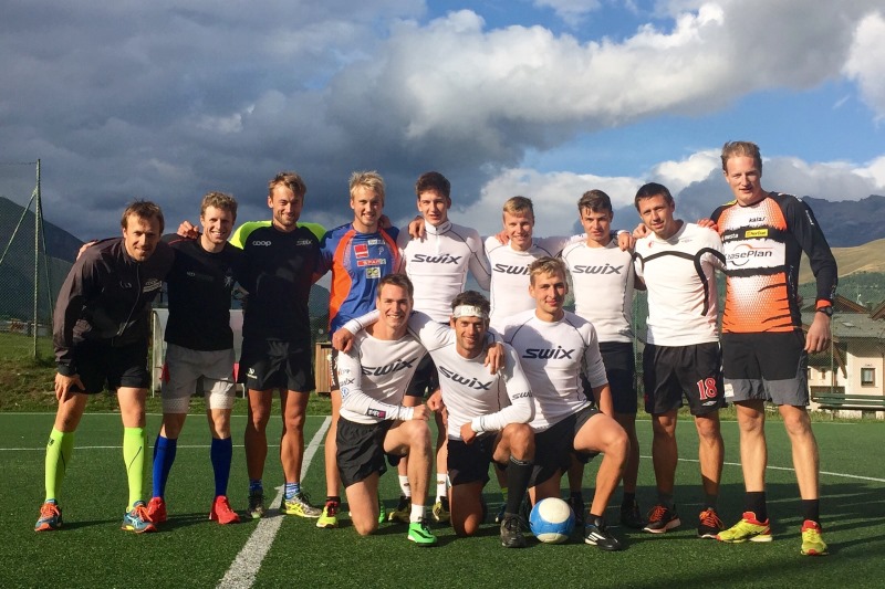 Petter Northug (třetí zleva) si zahrál fotbal s českými běžci na lyžích.