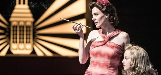 Inscenace "V rytmu swingu buší srdce mé" zobrazuje pohnuté dějiny státu s názvem Československo z originálního úhlu pohledu originálním způsobem.