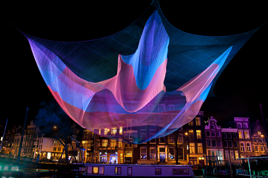Zřejmě nejnákladnější instalací bude vzdušná světelná socha umělkyně Janet Echelman.