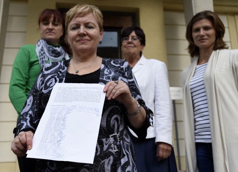 Zástupci volyňských Čechů předali 10. září na Pražském hradě kanceláři Hradu výzvu k pomoci s přijetím asi 150 lidí, kteří se chtějí přemístit do Česka, ale ministerstvo vnitra je údajně odmítlo.